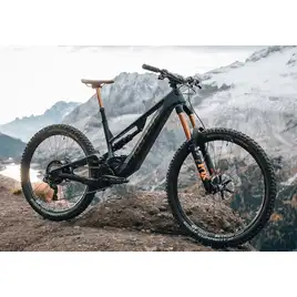 Kellys Theos F90 SH e-MTB na górskim szlaku w terenie alpejskim