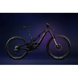 Kellys Theos F100 SH e-MTB w studio na ciemnym tle